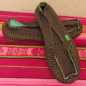 EUC SANUK Black Gray Dotted Pattern Teal Inside Flats Loafers Casual Size 7